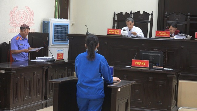 Ảnh: Bị cáo Trần Thị Oanh Kiều nghe đại diện VKSND tỉnh luận tội.