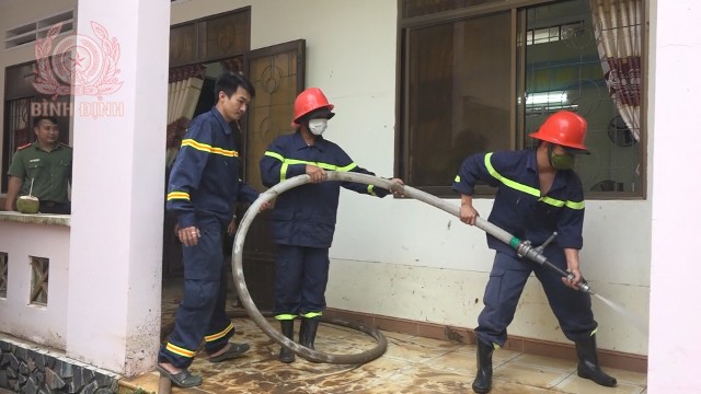 Đoàn viên Công an tham gia vệ sinh phòng làm việc tại trụ sở UBND phường