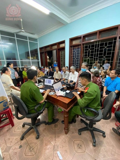 Công an huyện Tây Sơn quyết tâm, nỗ lực “90 ngày, đêm” hoàn thành chỉ tiêu cấp tài khoản định danh điện tử mức 02 cho công dân trên địa bàn huyện.