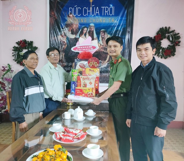 Công an thị xã An Nhơn thăm, tặng quà chức sắc, tín đồ công giáo, tin lành nhận dịp Giáng sinh 2022.