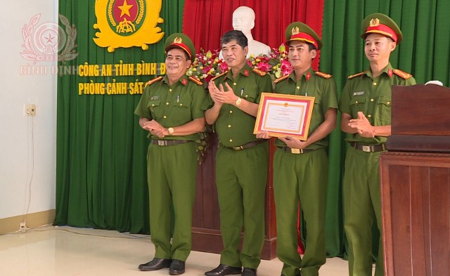 Đại tá Nguyễn Đức Nam, Phó giám đốc Công an tỉnh (thứ hai từ trái sang) trao giấy khen cho đại diện lãnh đạo Phòng CSCĐ