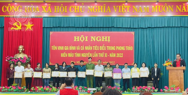 Cán bộ, chiến sỹ Công an huyện được UBND huyện Phù Mỹ tặng giấy khen, tôn vinh