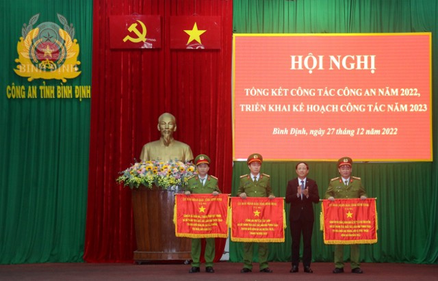 Lãnh đạo Công an huyện Tây Sơn, thứ 2 từ bên trái, nhận Cờ thi đua của UBND tỉnh về thành tích xuất sắc năm 2022