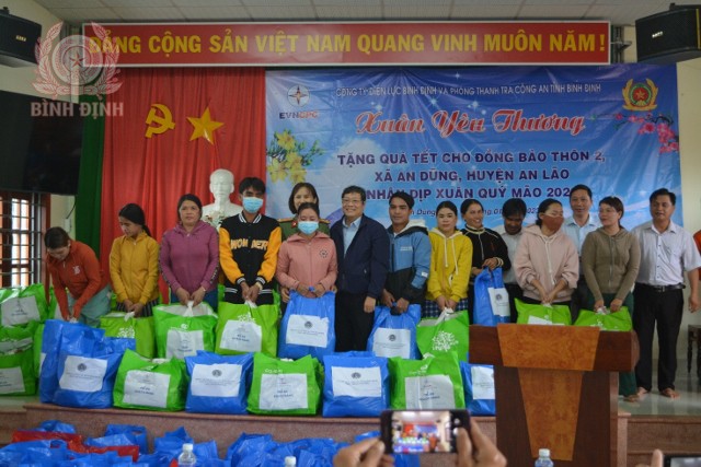 Lãnh đạo Thanh tra Công an tỉnh và Lãnh đạo Công ty Điện lực Bình Định trao tặng quà cho đồng bào thôn 2