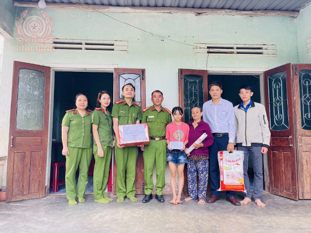 Đoàn TNCS Hồ Chí Minh – Công an huyện Phù Mỹ thăm gia đình em Lê Mỹ Hạnh ở xã Mỹ Trinh, huyện Phù Mỹ