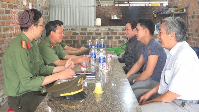 Công an, Hội người cao tuổi huyện Vân Canh đến thăm Võ Chí Quốc (ngồi giữa bên phải)