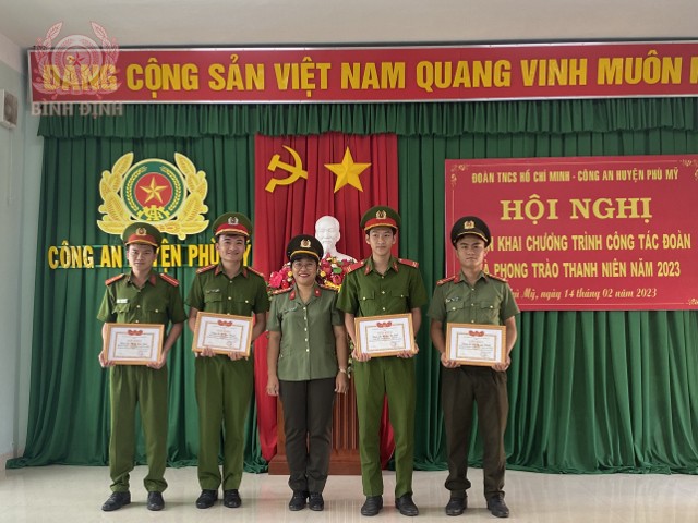 hinh 6dong chi bi thu doan thanh nien cong an huyen phu my tang giay khen cho cac ca nhan co thanh tich xuat sac trong cong tac doan va phong trao thanh nien nam 2022 640x480