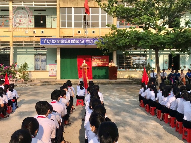 Công an huyện Tây Sơn tổ chức tuyên truyền pháp luật về TTATGT tại Trường THCS Bình Thành.