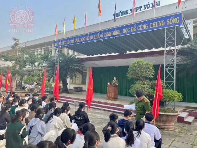 Công an huyện Tây Sơn tổ chức tuyên truyền pháp luật và hướng dẫn kích hoạt tài khoản định danh điện tử, cài đặt ứng dụng VNeID cho học sinh trường THPT Võ Lai.