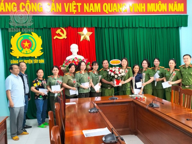 Hội Phụ nữ Công an huyện Tây Sơn kỷ niệm Ngày Quốc tế Phụ nữ 08/3.