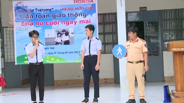 Công an huyện Tây Sơn tuyên truyền “an toàn giao thông” cho học sinh tới trường.