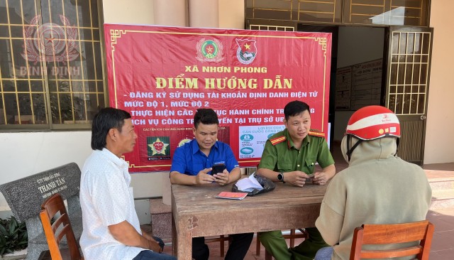 Công an xã Nhơn Phong phối hợp Đoàn thanh niên xã Nhơn Phong triển khai điểm hướng dẫn người dân kích hoạt tài khoản định danh điện tử và thực hiện các thủ tục hành chính trên Cổng dịch vụ công trực tuyến.