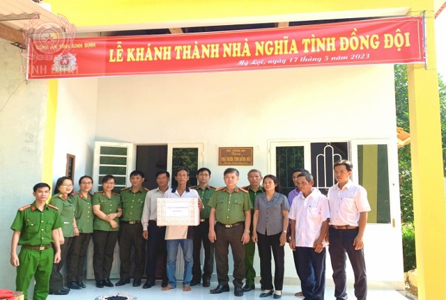 Công an tỉnh Bình Định trao tặng nhà nghĩa tình đồng đội tại xã Mỹ Lợi, huyện Phù Mỹ.