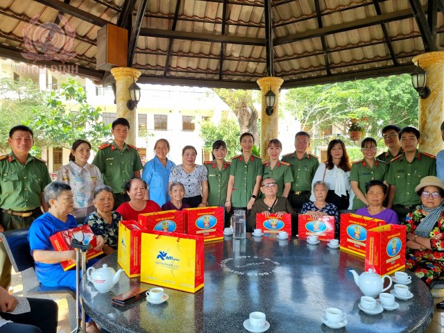 Tặng quà Trung tâm chăm sóc người có công tỉnh Bình Định.