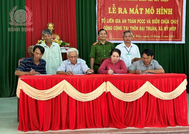 Lễ ra mắt mô hình "Tổ liên gia an toàn PCCC", "Điểm chữa cháy công cộng" tại huyện Phù Mỹ