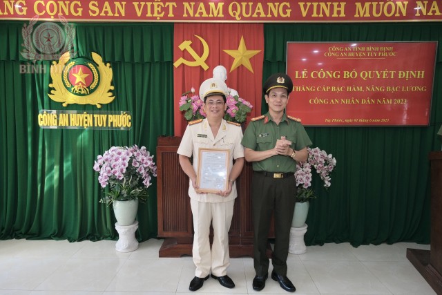 2 dong chi pho giam doc trao cac quyet dinh tai buoi le 1 640x427