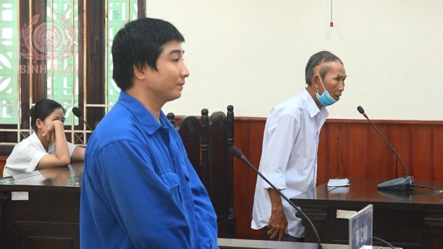Bị cáo Huỳnh Kim Phú (áo xanh) đối chất với người bị hại tại phiên tòa sơ thẩm.