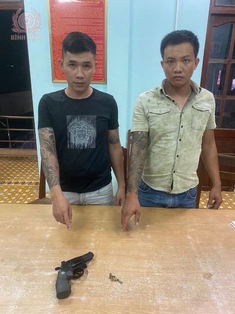 Công an thị xã Hoài Nhơn ngăn chặn nhóm thanh niên dùng súng để giải quyết mâu thuẫn.
