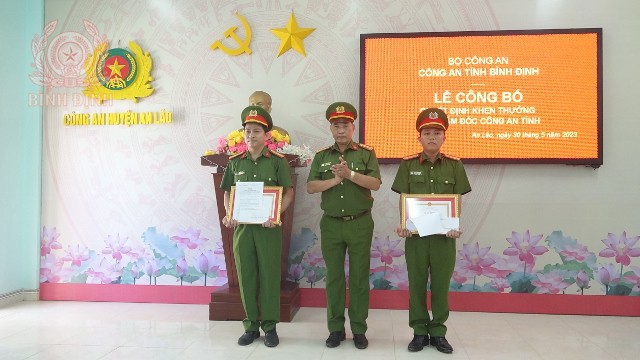 Lãnh đạo công an tỉnh trao Giấy khen cho công an xã An Hưng và An Trung, huyện An Lão