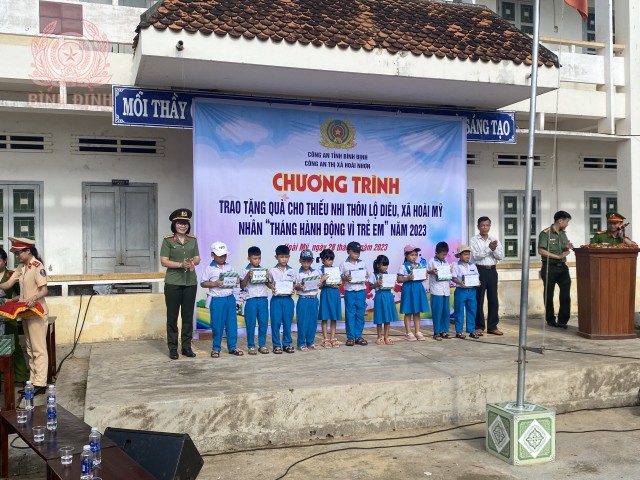 Công an thị xã Hoài Nhơn tổ chức chương trình trao tặng quà cho các em là học sinh giỏi các cấp, thiếu nhi trên địa bàn thôn Lộ Diêu, xã Hoài Mỹ.