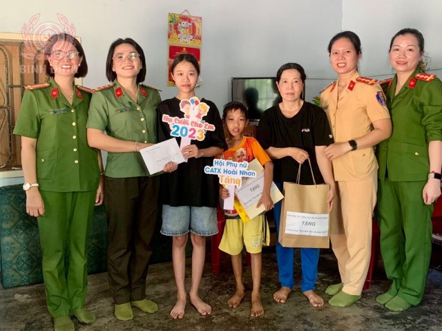 Hội phụ nữ Công an thị xã Hoài Nhơn tổ chức Chương trình “Nụ cười cho em”.