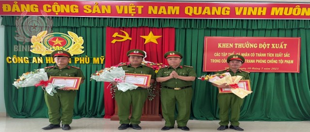 Đ/c Đại tá Huỳnh Bảo Nguyên – Phó Giám đốc Công an tỉnh, thừa uỷ quyền của Giám đốc Công an tỉnh trao quyết định khen thưởng cho 03 cá nhân CBCS có thành tích đột xuất, xuất sắc