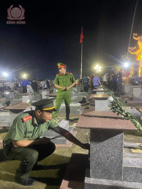 Tuổi trẻ Công an thị xã Hoài Nhơn tham gia Lễ “Thắp nến tri ân” các Anh hùng Liệt sỹ nhân kỷ niệm 76 năm Ngày Thương binh, Liệt sỹ.