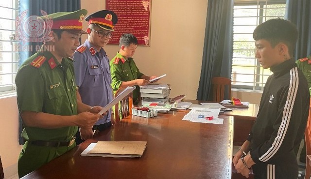 Lực lượng chức năng tống đạt quyết định khởi tố bị can, bắt tạm giam  Huỳnh Thanh Nhơn về tội Mua bán người (ngày 14/2/2023).