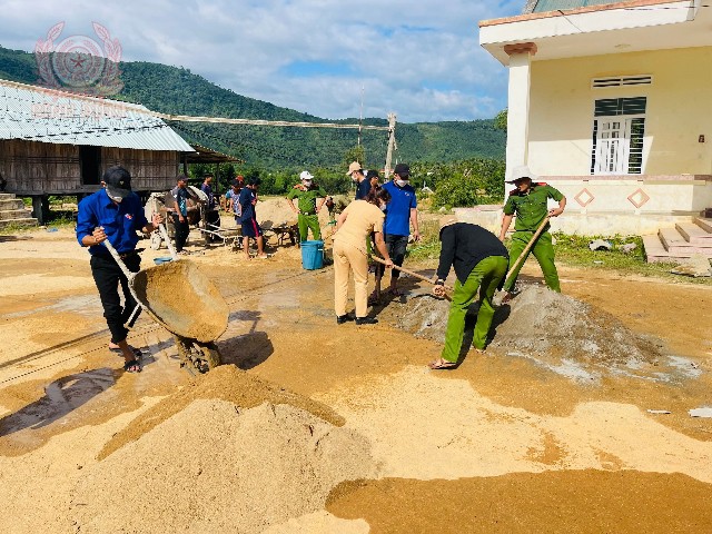 Các đơn vị Đoàn Thanh niên phối hợp làm sân làm sân bóng chuyền bê tông tại làng T6, xã Đăk Mang, huyện Hoài Ân
