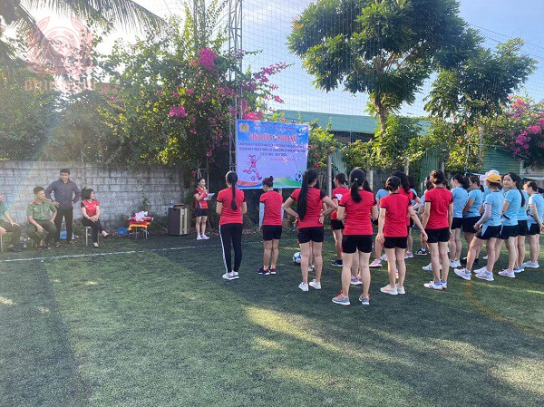 Hội Phụ nữ Công an thị xã Hoài Nhơn tổ chức giao lưu bóng đá nữ