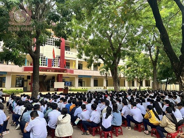 Công an phường Bồng Sơn, thị xã Hoài Nhơn tuyên truyền pháp luật tại Trường THCS Bồng Sơn.