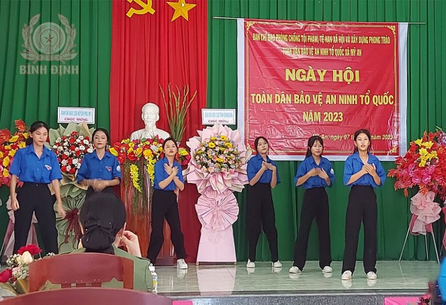 Đoàn viên thanh niên biểu diễn văn nghệ chào mừng ngày hội toàn dân BVANTQ.