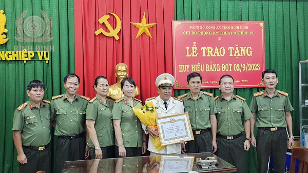 Chi bộ Phòng Kỹ thuật nghiệp vụ Công an tỉnh Bình Định trao tặng huy hiệu đảng đợt 02/9.