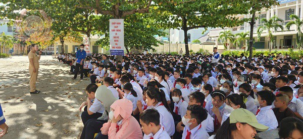 Ngày hội an toàn giao thông cho nụ cười ngày mai ở Trường THCS Ngô Mây, thành phố Quy Nhơn.