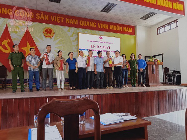 Phường Hoài Thanh Tây, thị xã Hoài Nhơn ra mắt mô hình “Tổ liên gia an toàn về PCCC”.