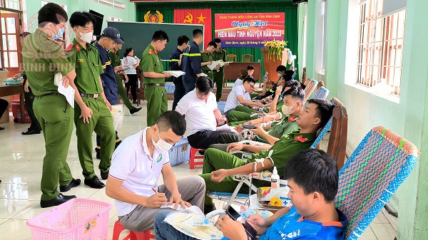 cac doan vien thanh nien cong an tinh hien mau tinh nguyen