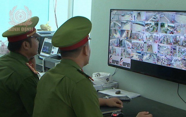 Ảnh: Công an thị trấn Diêu Trì quán sát các điểm camera an ninh.