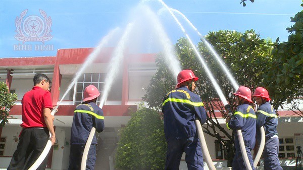 Thực tập chữa cháy ở trường Ischool Quy Nhơn.