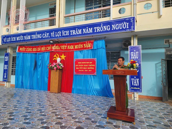 Công an xã Nhơn Tân, thị xã An Nhơn phối hợp với Trường THCS Nhơn Tân tổ chức tuyên truyền về trật tự, an toàn giao thông và phòng chống ma túy, thuốc lá điện tử cho học sinh.