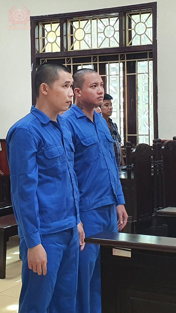 02 bị cáo tại phiên tòa (Nguyễn Quốc Cường bên phải hình)