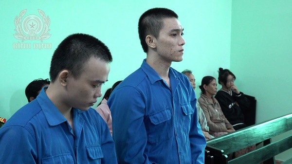 02 bị cáo tại phiên tòa, Trần Văn Tuấn bên phải