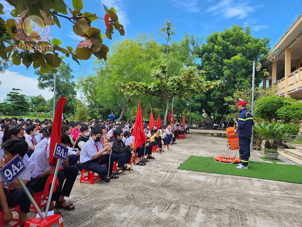 Tuyên truyền an toàn PCCC và CNCH, phòng chống đuối nước cho học sinh trên địa bàn xã Nhơn Hội, thành phố Quy Nhơn.