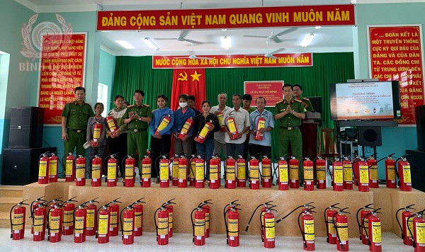 Cảnh sát PCCC tặng bình chữa cháy cho các hộ gia đình khó khăn tại xã An Trung, huyện An Lão.