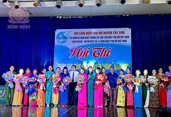 Hội Phụ nữ Công an huyện Tây Sơn sôi nổi tham gia các hoạt động chào mừng kỷ niệm 93 năm thành lập Hội Liên hiệp Phụ nữ (20/10/1930 – 20/10/2023) và 13 năm Ngày Phụ nữ Việt Nam.