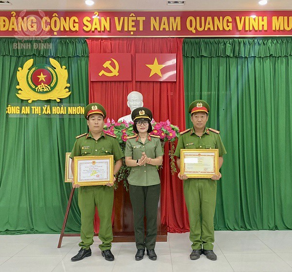 Đại uý Huỳnh Tiến Dân (bên phải)
