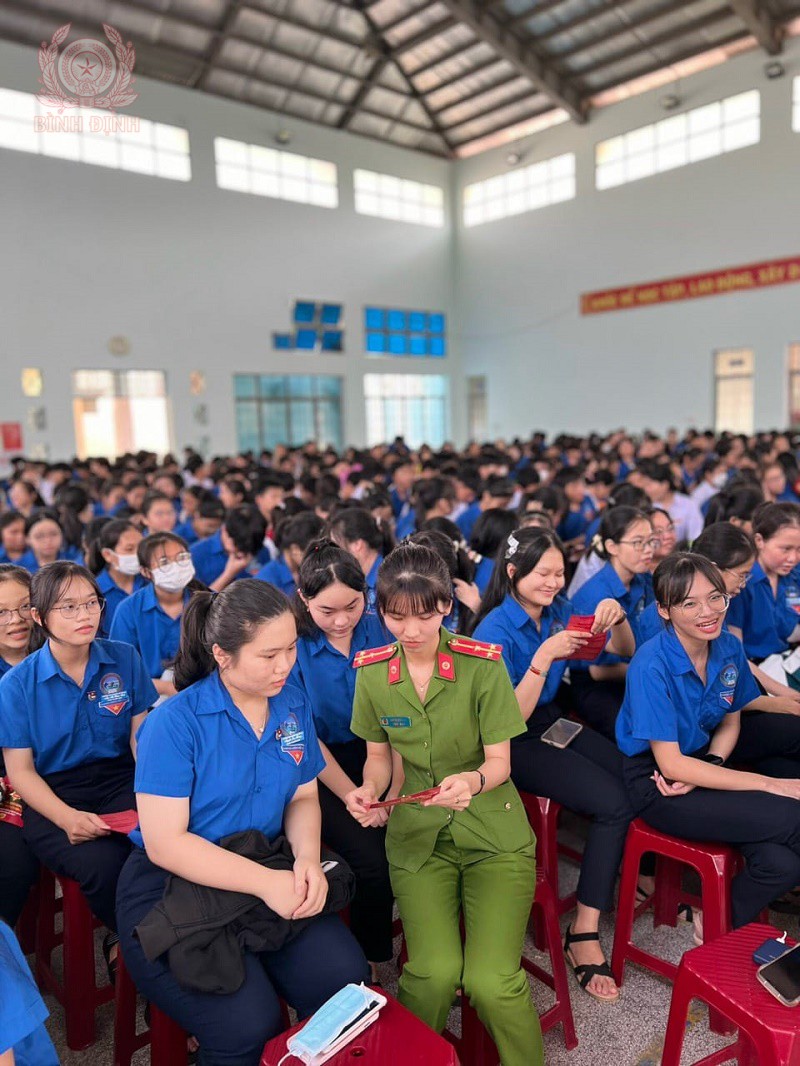 Hội Phụ nữ Công an thị xã Hoài Nhơn  tuyên truyền pháp luật cho học sinh.