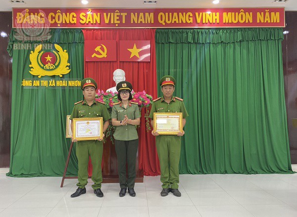 Công an thị xã Hoài Nhơn tổ chức Lễ chào cờ tháng 10/2023 và khen thưởng các tập thể, cá nhân có thành tích đột xuất, xuất sắc.