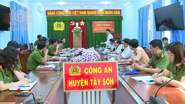 Tây Sơn: Chủ tịch UBND huyện khen thưởng cho tập thể, cá nhân Công an huyện Tây Sơn có thành tích xuất sắc trong công tác đấu tranh, phòng chống tội phạm.