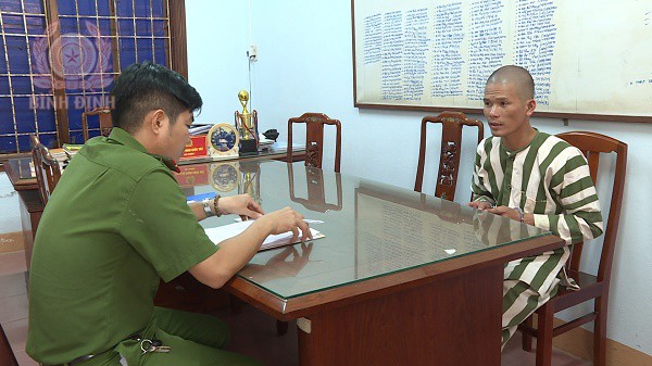 Công an huyện Tuy Phước lấy lời khai đối tượng Nguyễn Văn Sỹ về hành vi cướp tại hiệu vàng Mỹ Linh 2.