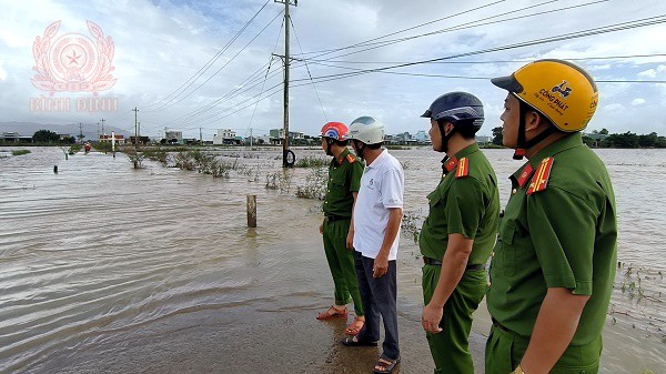 Công an huyện Tuy Phước thường xuyên kiểm tra an toàn ở bờ tràn thôn Lộc Thượng, xã Phước Sơn.